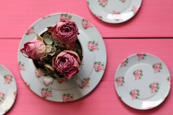 Shabby шикарні троянди в чашці і блюдце — стокове фото