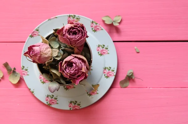 Shabby chic roses in a cup and saucer — Stock Photo, Image