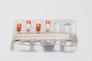 ilaç, ilaç, ilaç, ilaç, sağlık, sağlıklı yaşam tarzı, hastalık, beyaz arkaplanda haplar, pakette haplar, balistrada haplar, bir hap, birkaç hap, sarı arka planda bir hap