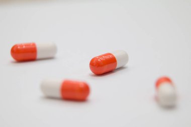 ilaç, ilaç, ilaç, ilaç, sağlık, sağlıklı yaşam tarzı, hastalık, beyaz arka planda haplar, beyaz haplar, turuncu haplar, yakın planda haplar, haplar