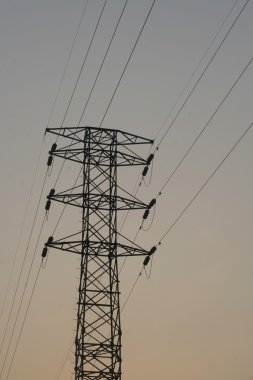 Elektrik Kulesi ve kabloları sabah