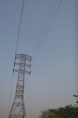 Elektrik Kulesi ve kabloları sabah