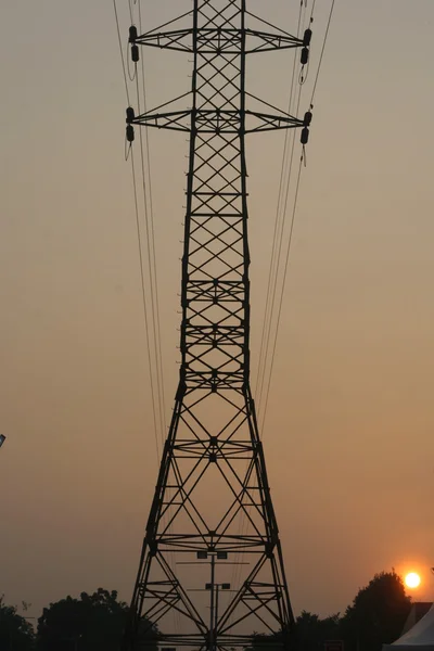 Torre elétrica e cabos pela manhã — Fotografia de Stock