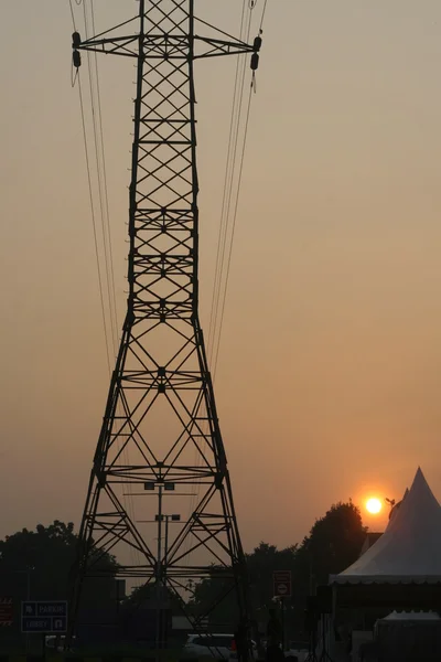 Torre eléctrica y cables por la mañana —  Fotos de Stock