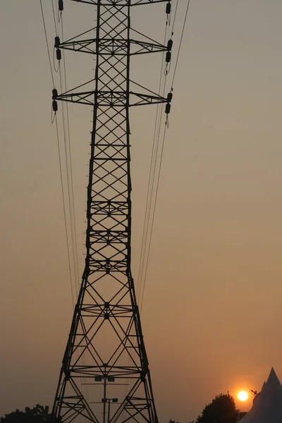 Torre elétrica e cabos pela manhã — Fotografia de Stock