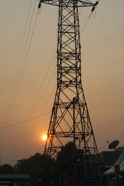 Torre eléctrica y cables por la mañana —  Fotos de Stock