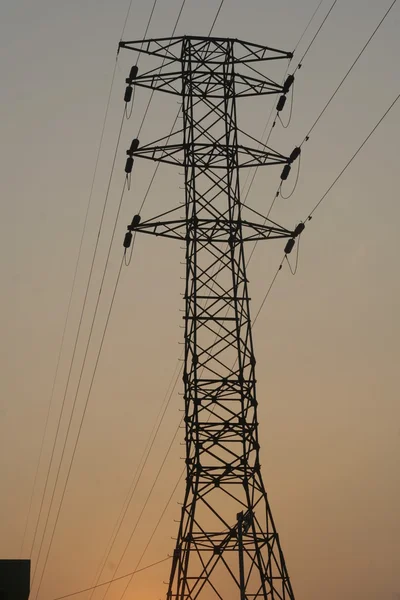Elektrické věž a kabely v noci — Stock fotografie