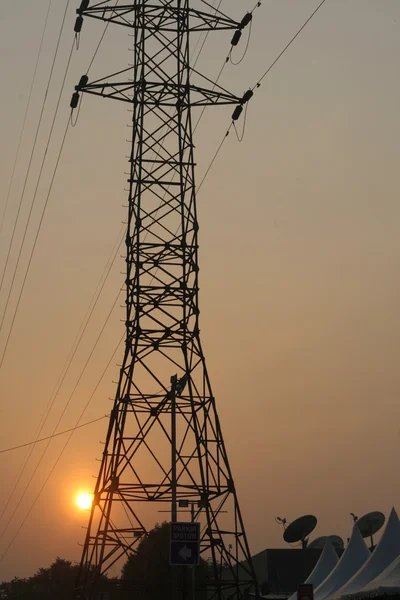 Torre elétrica e cabos pela manhã — Fotografia de Stock