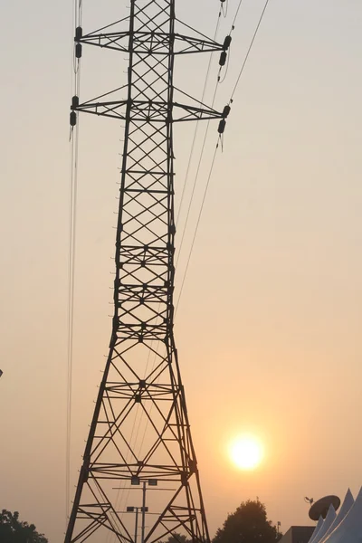 Electrical Tower och kablar på morgonen — Stockfoto