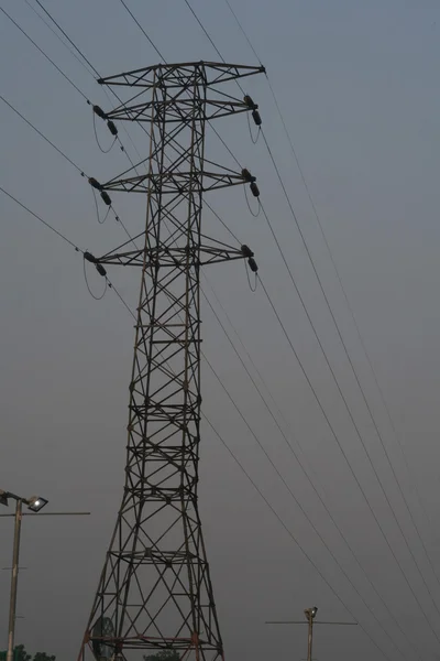 Strommasten und Kabel am Morgen — Stockfoto