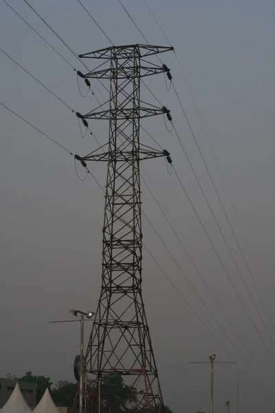 Elektrické věž a kabely v noci — Stock fotografie