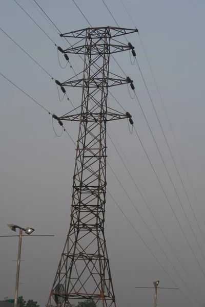 Torre eléctrica y cables por la mañana —  Fotos de Stock