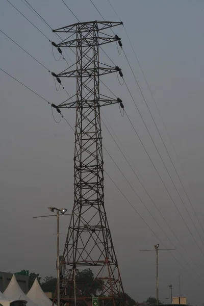 Torre eléctrica y cables por la mañana —  Fotos de Stock