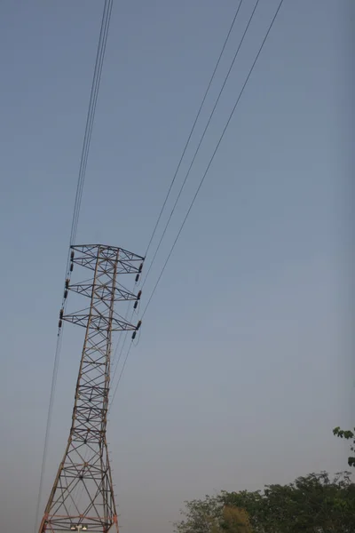 Torre eléctrica y cables por la mañana — Foto de Stock