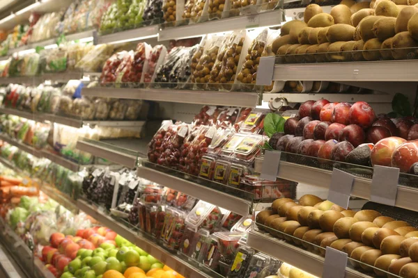 Vários alimentos congelados em caso de supermercado — Fotografia de Stock