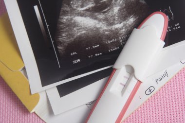 Hamilelik testi paketini pembe arka plan