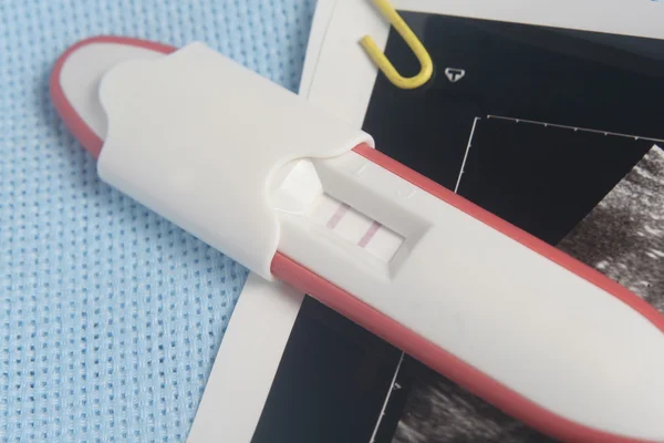 Pacchetto test di gravidanza su sfondo blu — Foto Stock