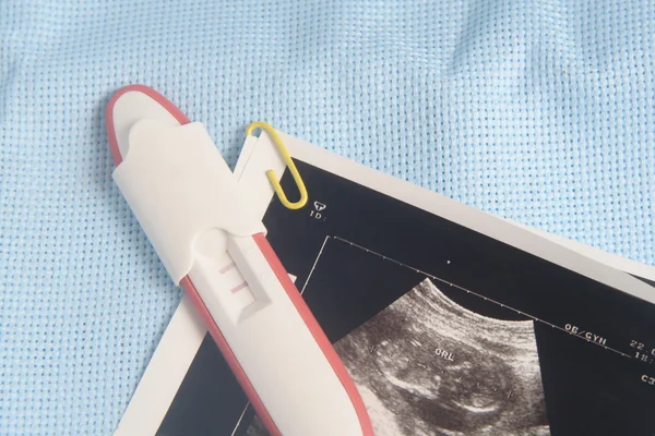 Hamilelik testi paketini mavi arka plan — Stok fotoğraf