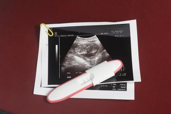 Hamilelik testi paketini koyu kırmızı arka plan