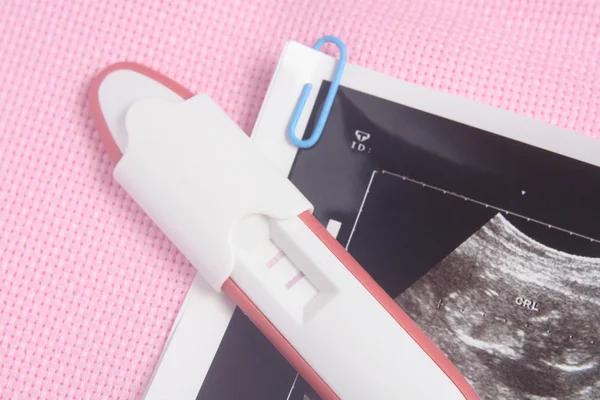 Τεστ εγκυμοσύνης Pack σε ροζ φόντο — Φωτογραφία Αρχείου
