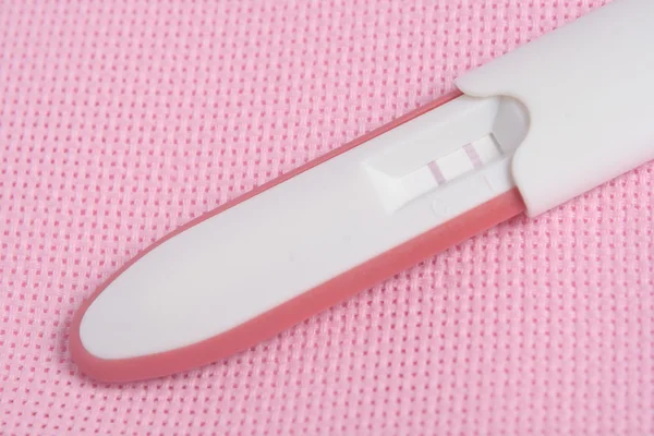 Těhotenský Test Pack na růžovém pozadí — Stock fotografie