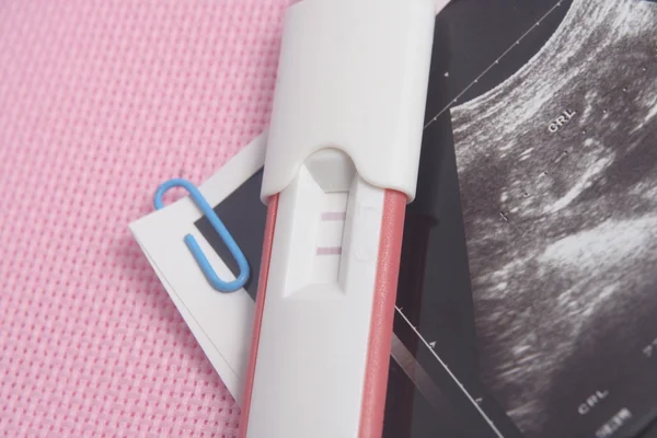 怀孕测试包在粉红色的背景 — 图库照片