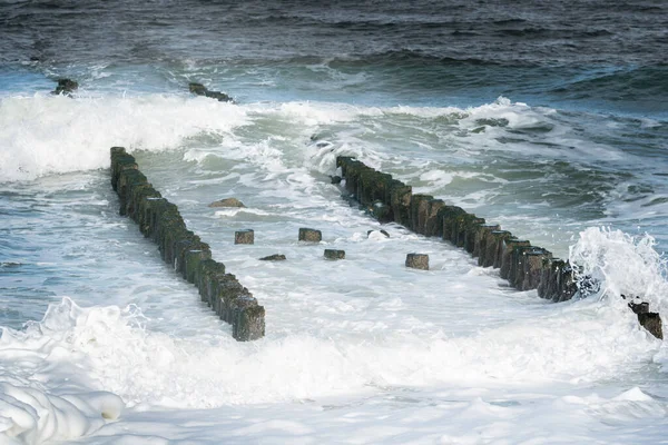 Doppia Fila Pali Frangiflutti Legno Che Rompono Onde Sulla Costa — Foto Stock