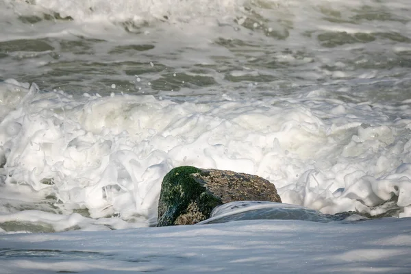 Roccia Nel Surf Con Onde Rotte Tutt Intorno Costa Del — Foto Stock