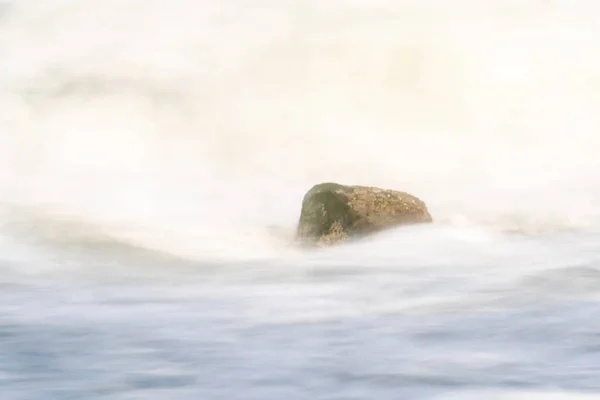 Roccia Nel Surf Con Onde Rotte Tutt Intorno Velocità Scatto — Foto Stock