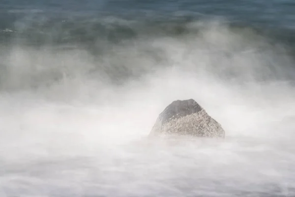 Rock Surf Com Ondas Rebentar Sua Volta Velocidade Lenta Obturador — Fotografia de Stock