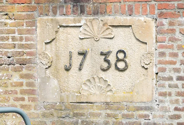 Güney kilidindeki tuğla duvardaki taş 1738 'in bu bölümünün inşaat yılını gösteriyor. Schardam 'daki Noorder-and Zuidersluis (Kuzey ve Güney kilidi): 700 yaşın üzerinde. Noder- ve Zuidersluis 'in tarihi 14.