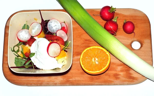 Yumurta, turuncu ve redish salatası