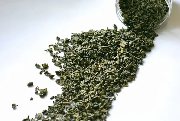 Té verde sobre el fondo blanco — Foto de Stock