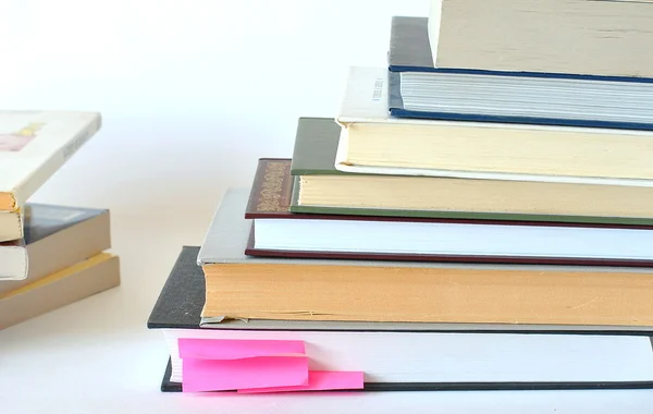 Beyaz arkaplan üzerine kitap yığını