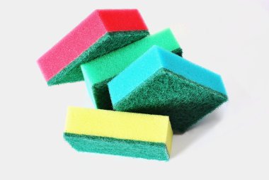 Beyaz arka plan üzerinde renkli mutfak süngerler