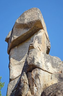 Idol Rock - taş Muhafızlar Olkhinsky Plato. Kayalık mostraları kayaçların ayrışma tarafından oluşturulmuş