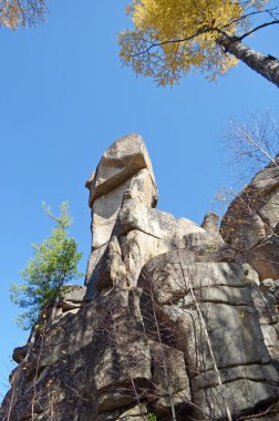 Idol Rock - taş Muhafızlar Olkhinsky Plato. Kayalık mostraları kayaçların ayrışma tarafından oluşturulmuş