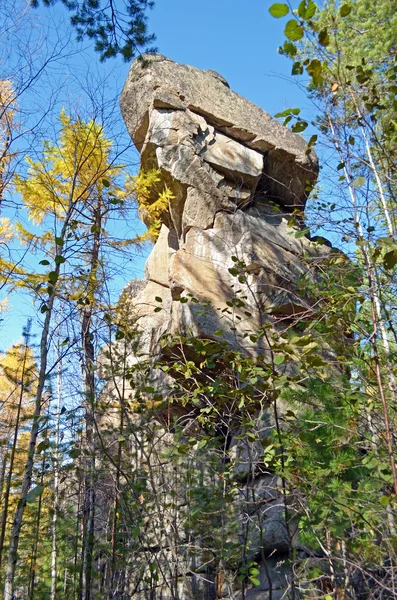 Idol Rock - Stone stráže Olkhinsky plošiny. Skalní výchozy tvoří zvětrávání hornin — Stock fotografie