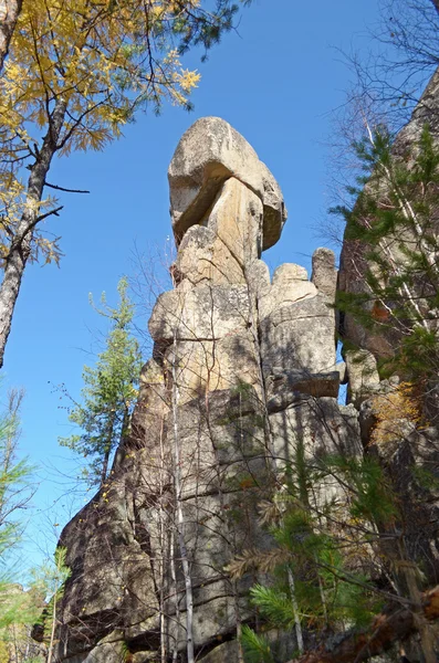 Idol Rock - Stone stráže Olkhinsky plošiny. Skalní výchozy tvoří zvětrávání hornin — Stock fotografie