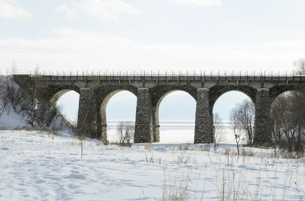 Uno de los viaductos del ferrocarril Circum-Baikal en invierno — Foto de Stock