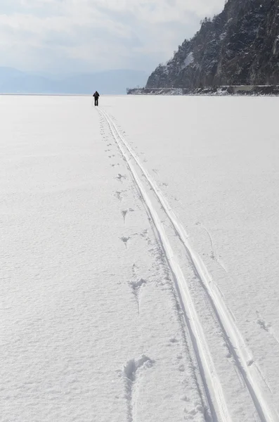 Lone skiër op oppervlak van bevroren Baikalmeer — Stockfoto