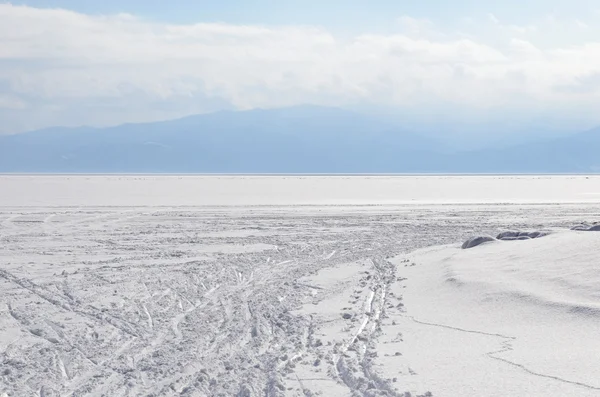 Kışın Deniz Baykal ile kayak iz — Stok fotoğraf
