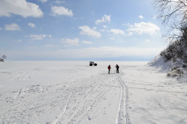 Transizione sci attraverso Baikal — Foto Stock