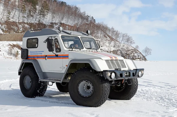 Siberia, Russia - 28 gennaio 2016: L'auto della squadra di ricerca e soccorso di Baikal è in servizio sul ghiaccio del lago Baikal — Foto Stock