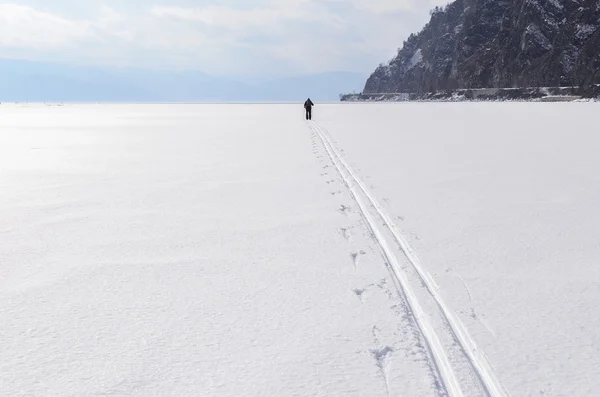 Lone skiër op oppervlak van bevroren Baikalmeer — Stockfoto