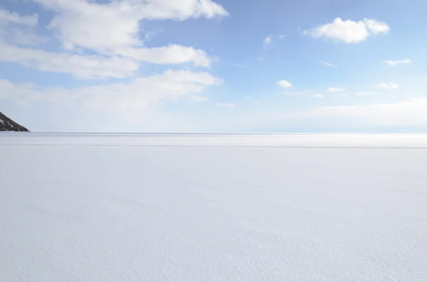 雪に覆われた冷凍バイカル湖の滑らかな表面 — ストック写真