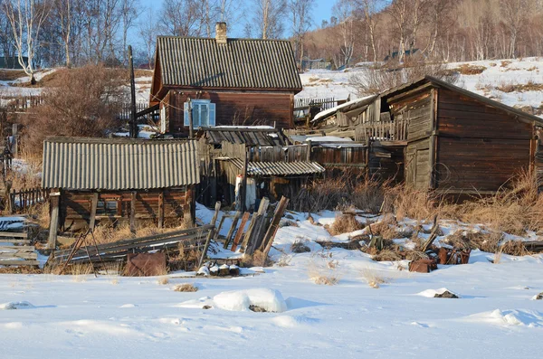 Vecchio villaggio di Angasolka sulla riva del lago Baikal. Ferrovia Circum-Baikal — Foto Stock