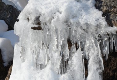 Yapmamı ve buz sarkıtları baykal kıyı üzerinde