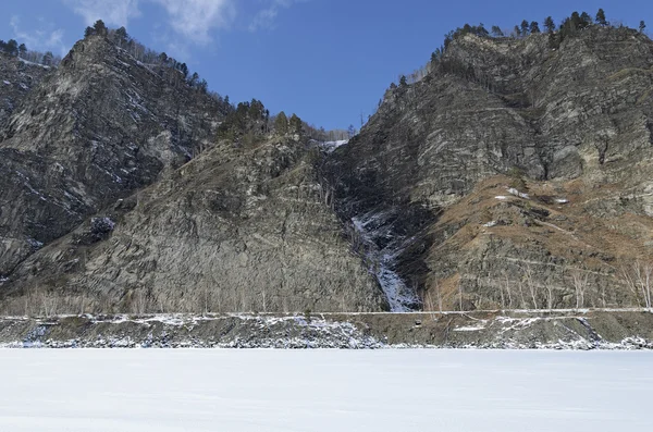 Rotsachtige kust van het Baikalmeer in de winter — Stockfoto