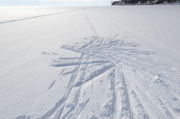 Sendero de esquí en la nieve blanca fluffi a través del lago Baikal — Foto de Stock